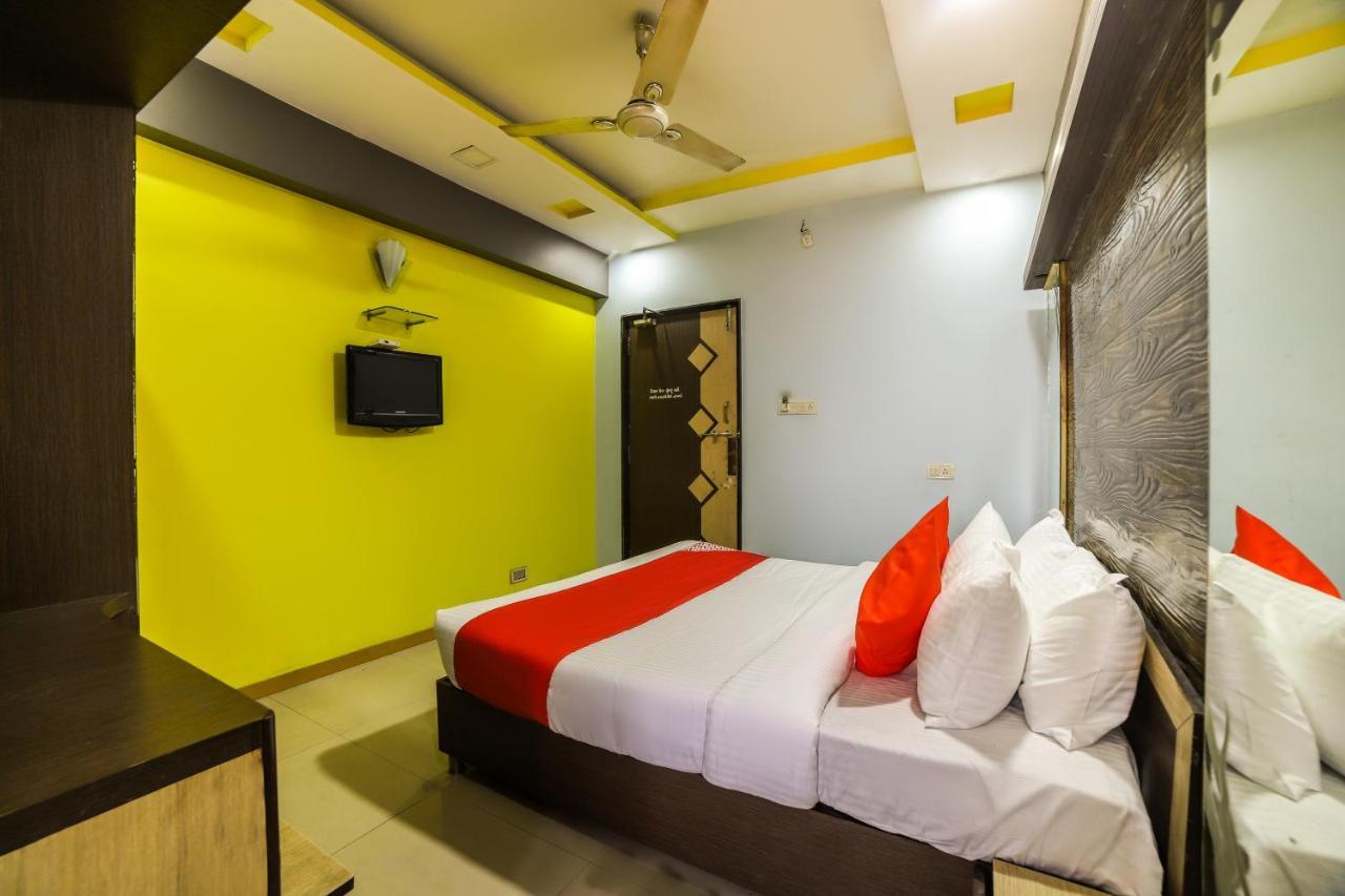 Oyo 69877 Hotel Sarthi Residency 阿穆达巴 外观 照片