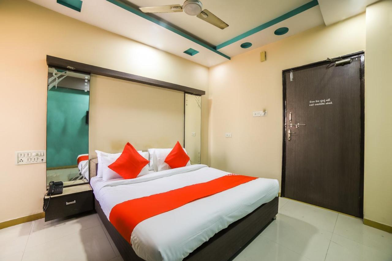 Oyo 69877 Hotel Sarthi Residency 阿穆达巴 外观 照片