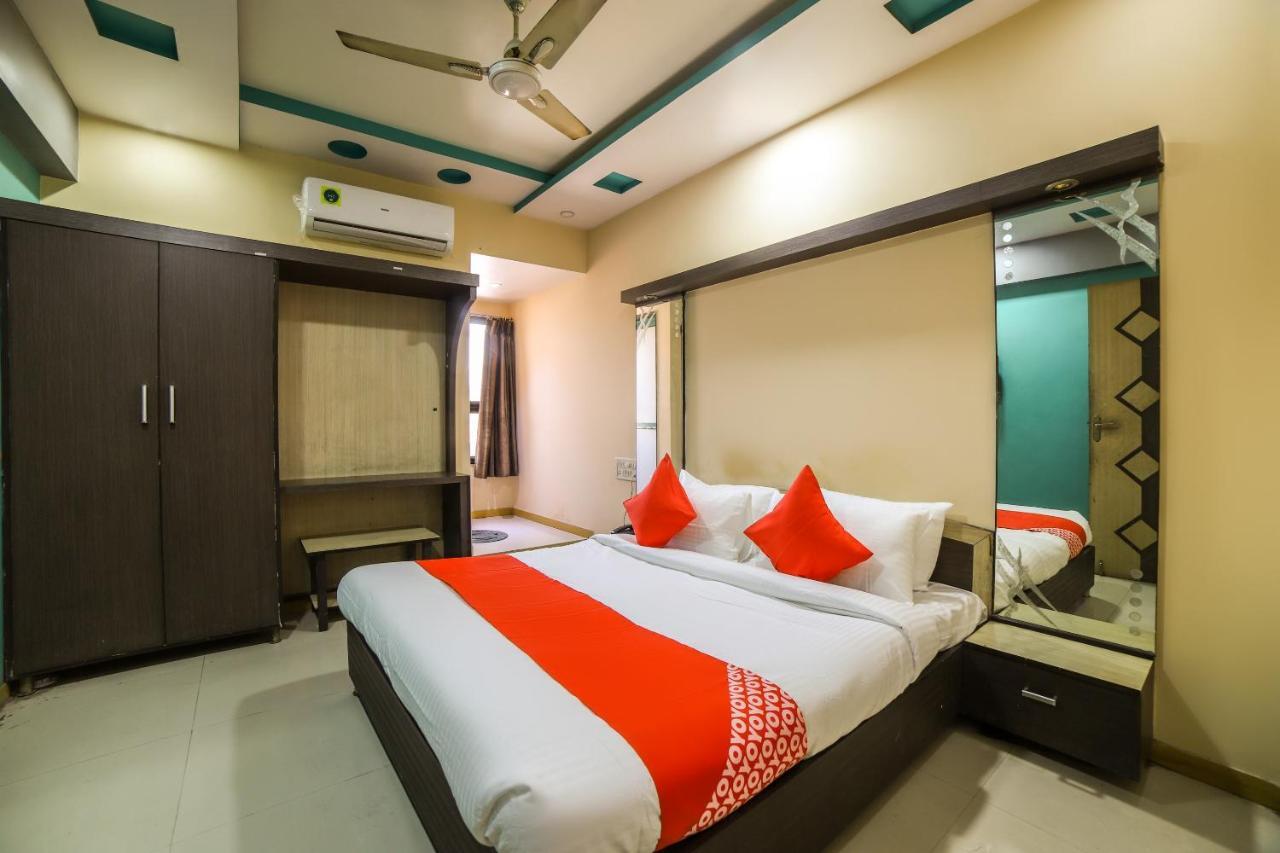 Oyo 69877 Hotel Sarthi Residency 阿穆达巴 外观 照片