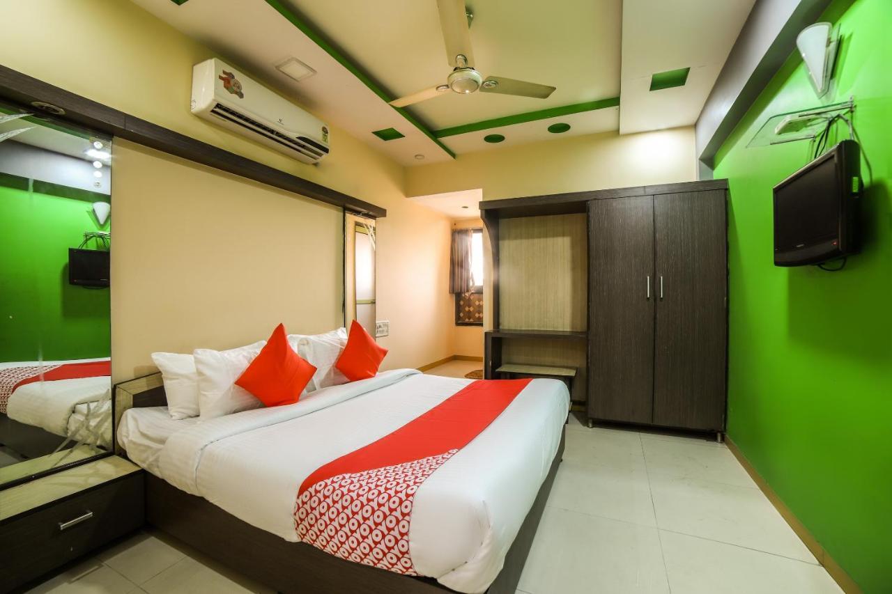 Oyo 69877 Hotel Sarthi Residency 阿穆达巴 外观 照片