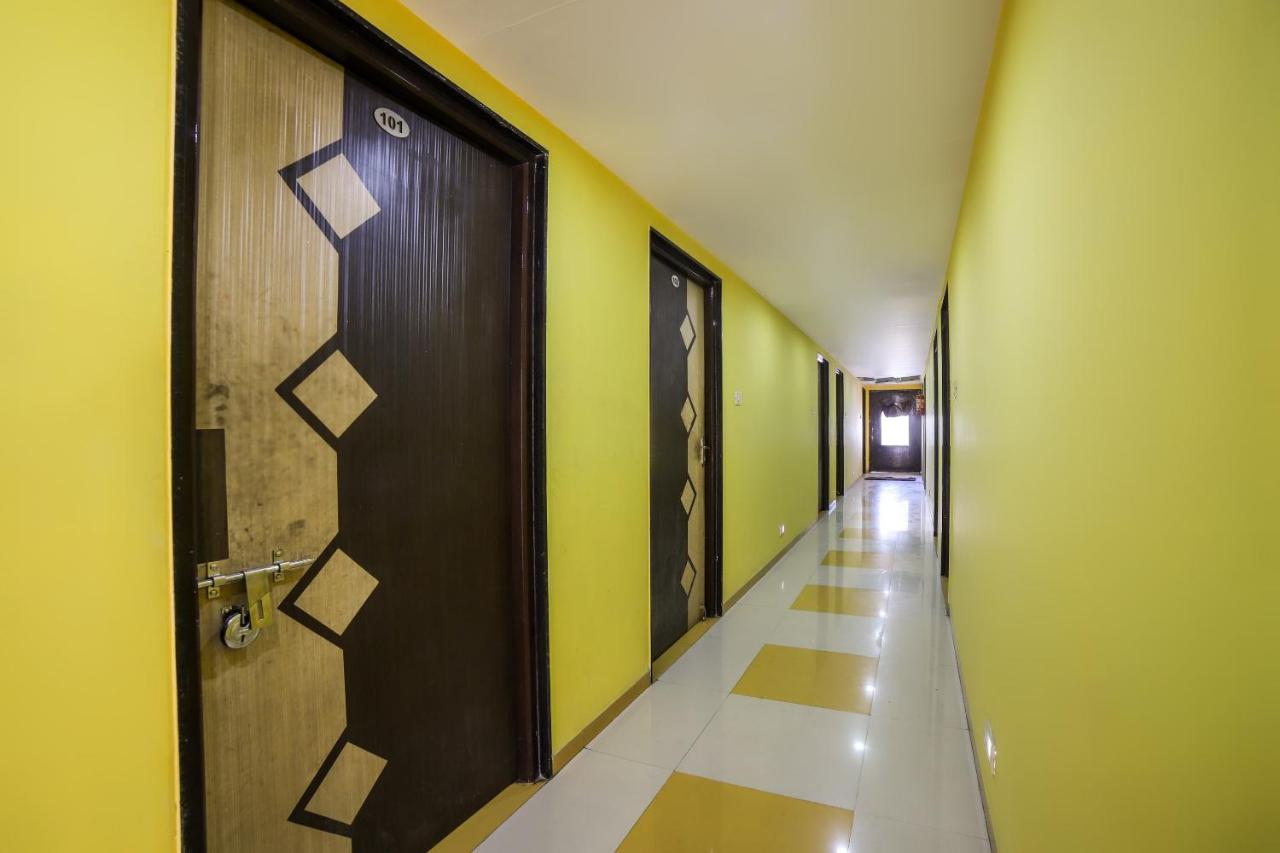 Oyo 69877 Hotel Sarthi Residency 阿穆达巴 外观 照片