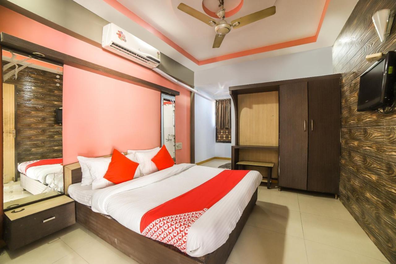 Oyo 69877 Hotel Sarthi Residency 阿穆达巴 外观 照片