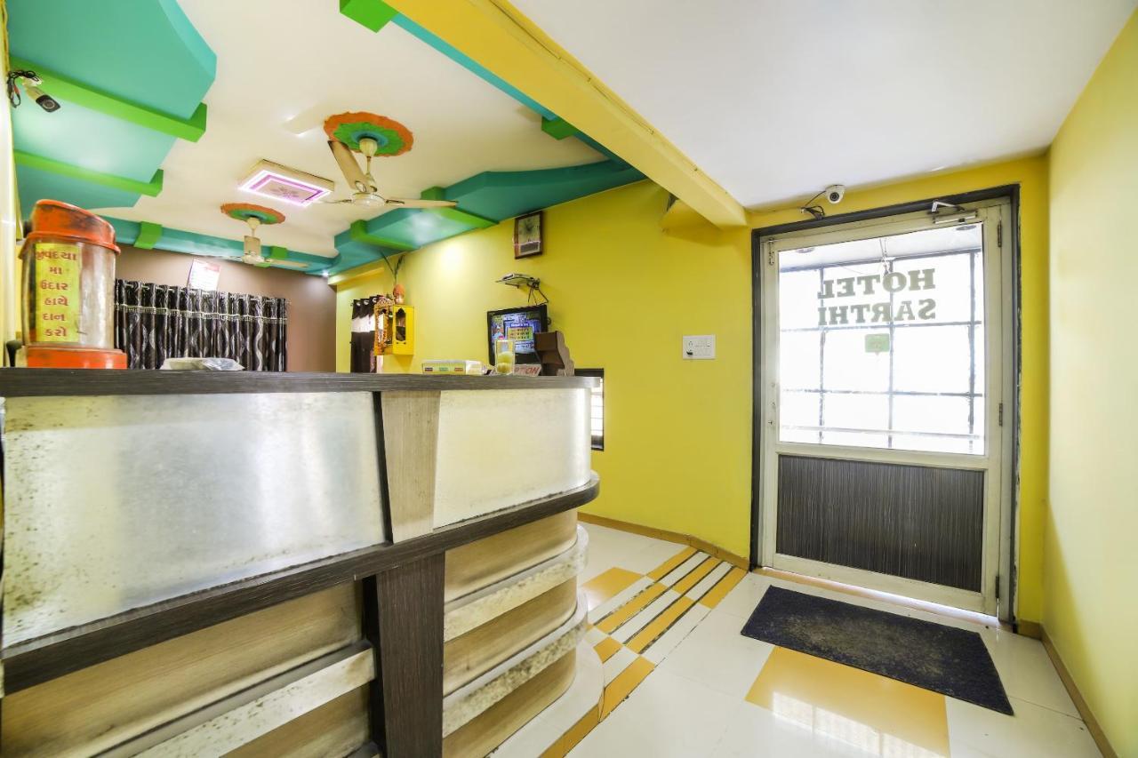 Oyo 69877 Hotel Sarthi Residency 阿穆达巴 外观 照片