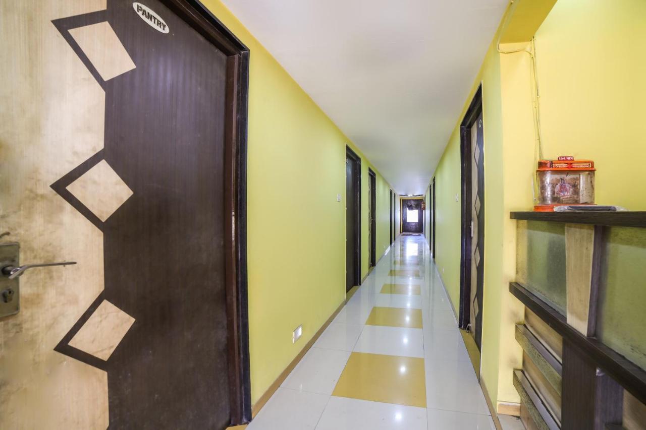 Oyo 69877 Hotel Sarthi Residency 阿穆达巴 外观 照片