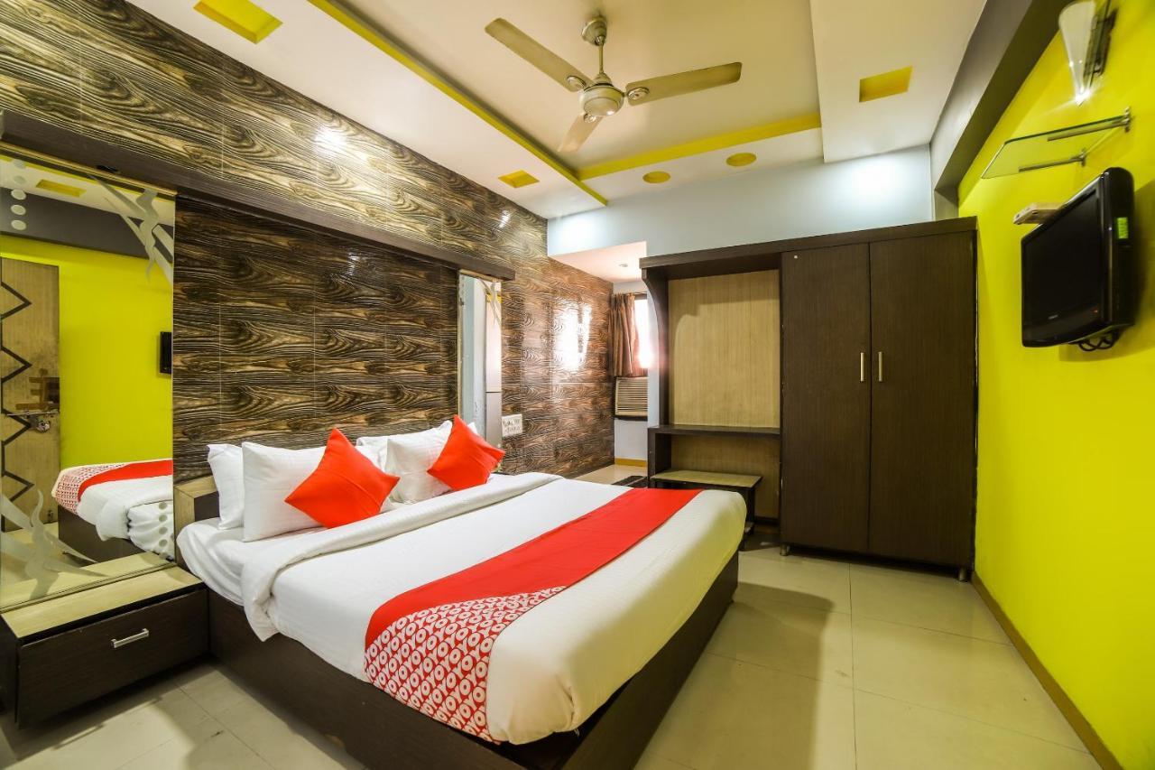 Oyo 69877 Hotel Sarthi Residency 阿穆达巴 外观 照片