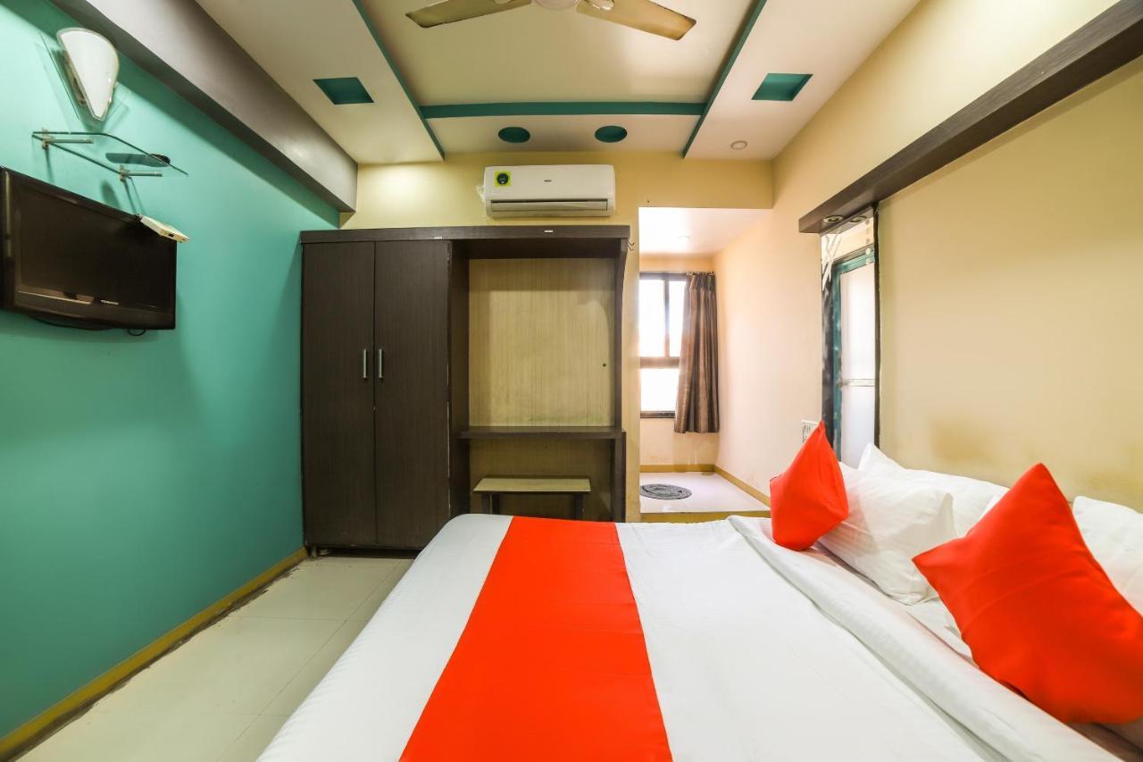 Oyo 69877 Hotel Sarthi Residency 阿穆达巴 外观 照片