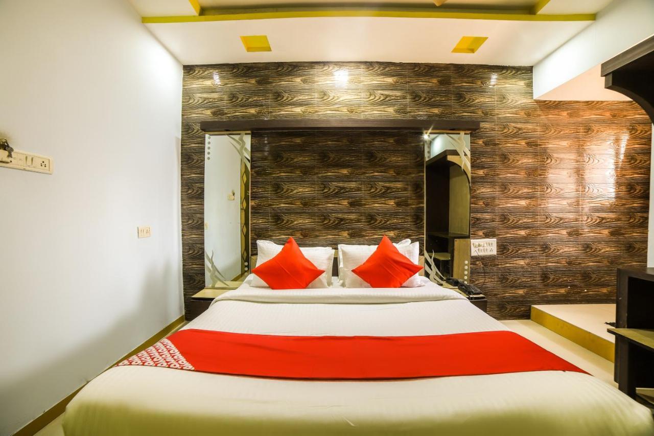 Oyo 69877 Hotel Sarthi Residency 阿穆达巴 外观 照片