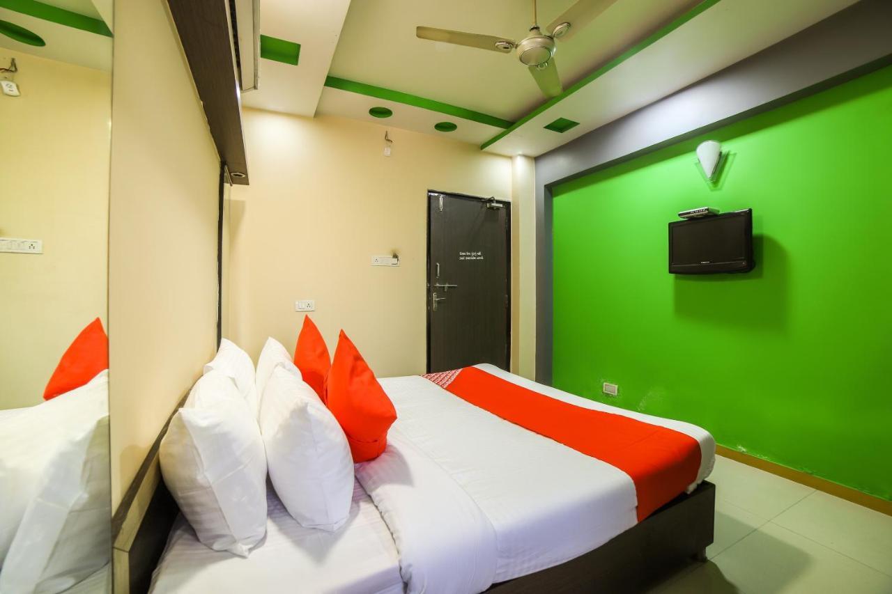 Oyo 69877 Hotel Sarthi Residency 阿穆达巴 外观 照片