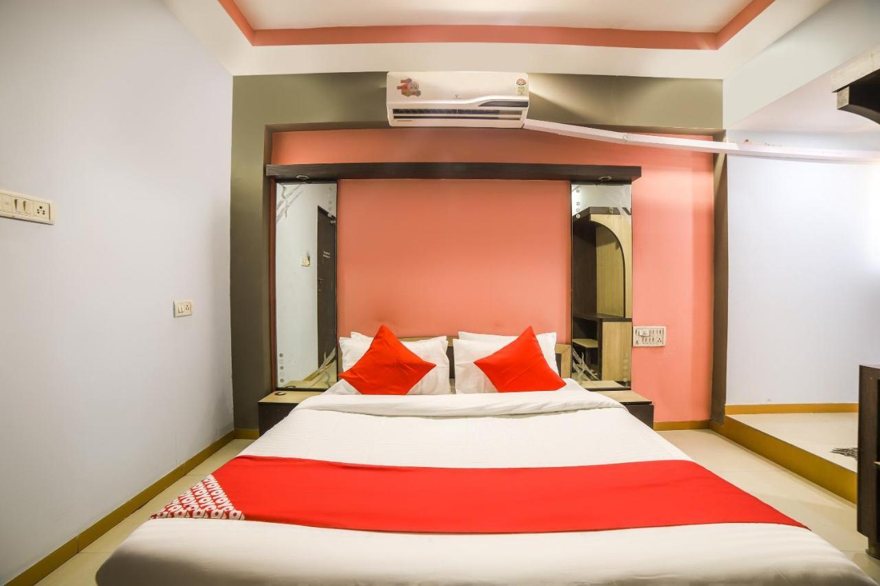 Oyo 69877 Hotel Sarthi Residency 阿穆达巴 外观 照片