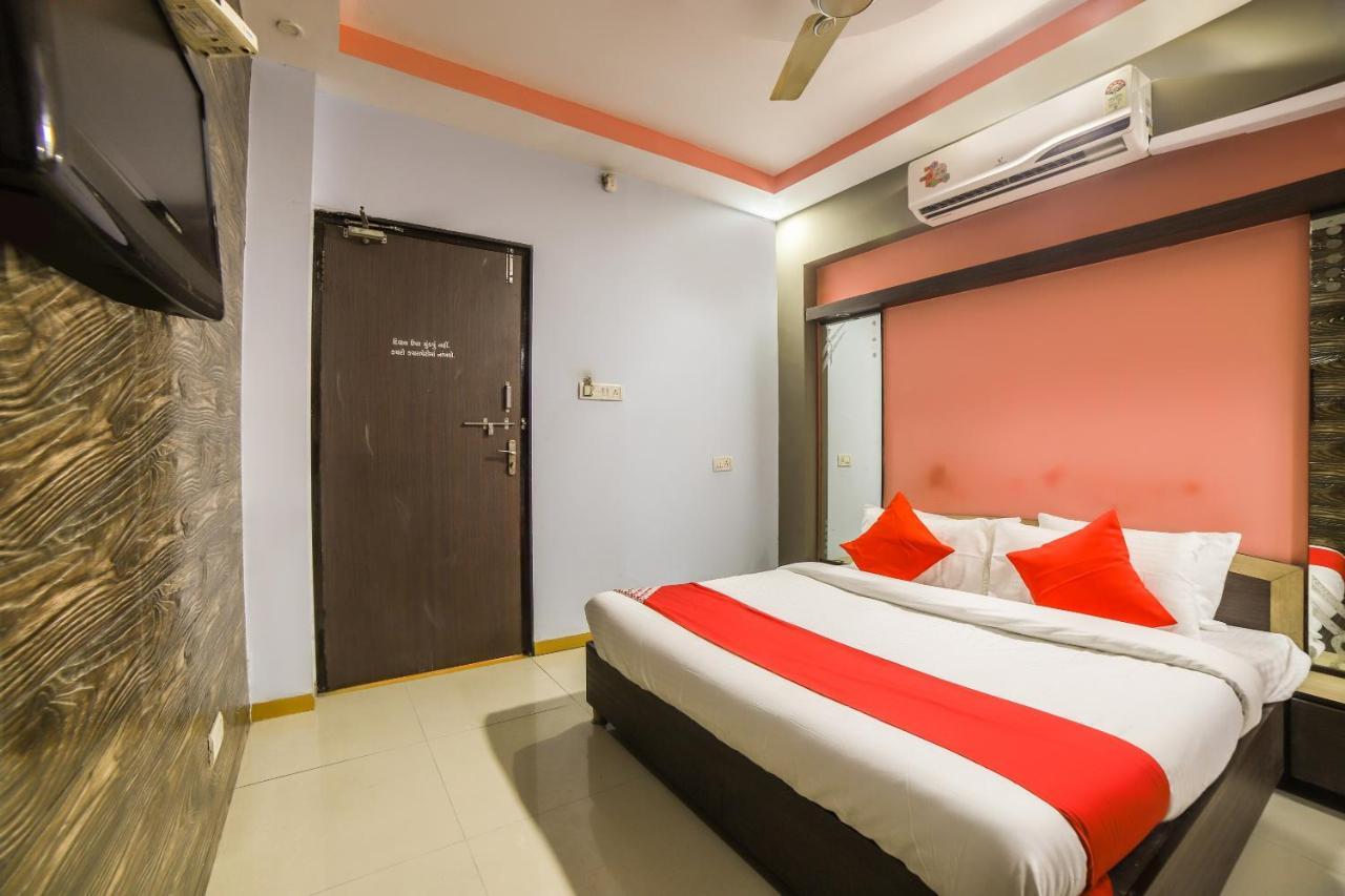 Oyo 69877 Hotel Sarthi Residency 阿穆达巴 外观 照片