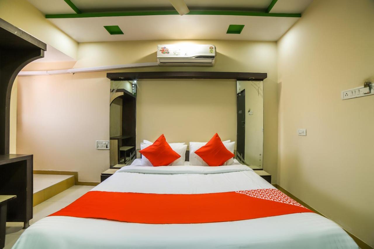 Oyo 69877 Hotel Sarthi Residency 阿穆达巴 外观 照片